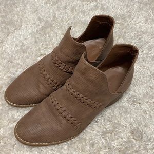 Universal Thread tan booties, size 8.5
